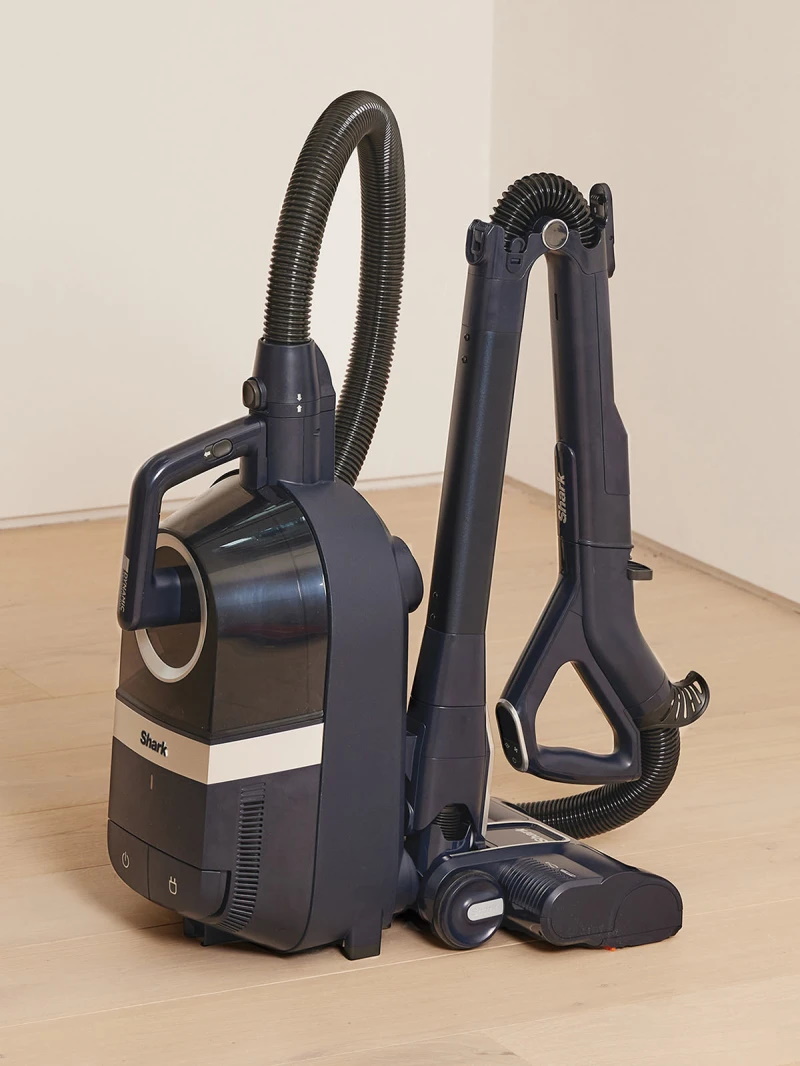 Shark CZ250UKT Bagless Cylinder Vacuum With Anti Hair Wrap Technology